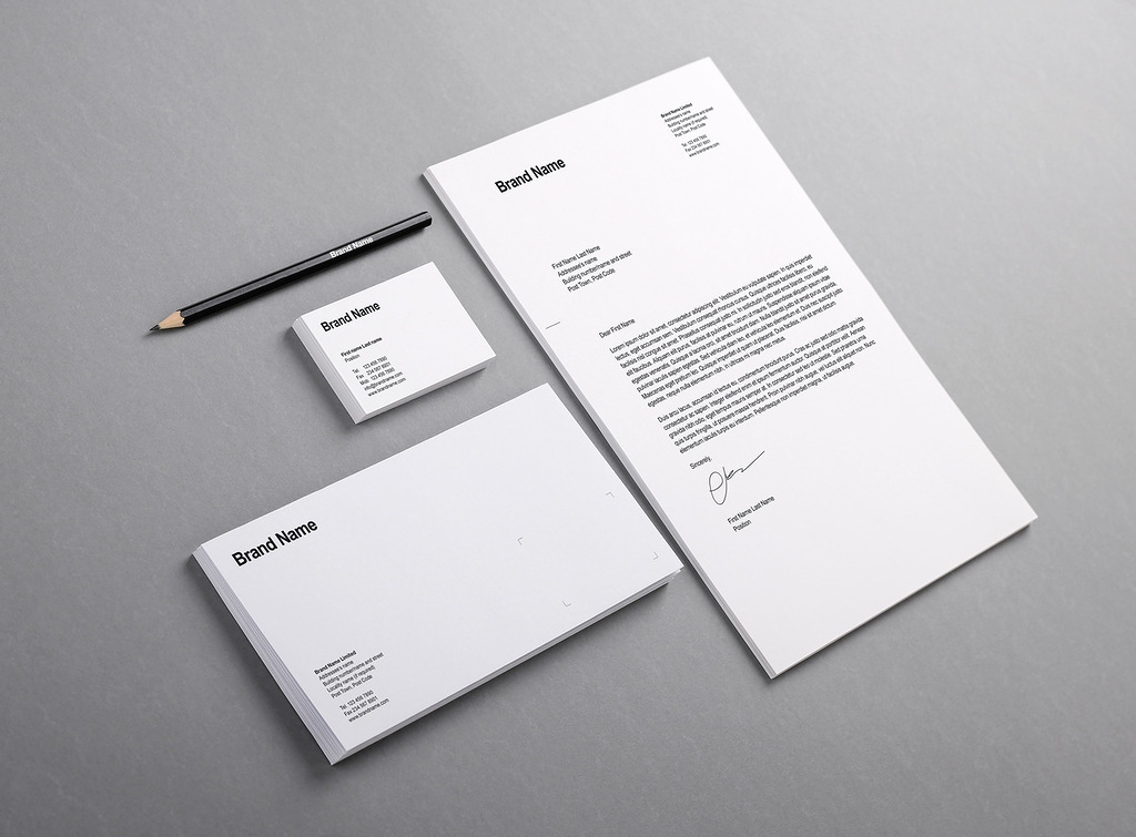 Ejemplo de papelería corporativa impresa en blanco y negro